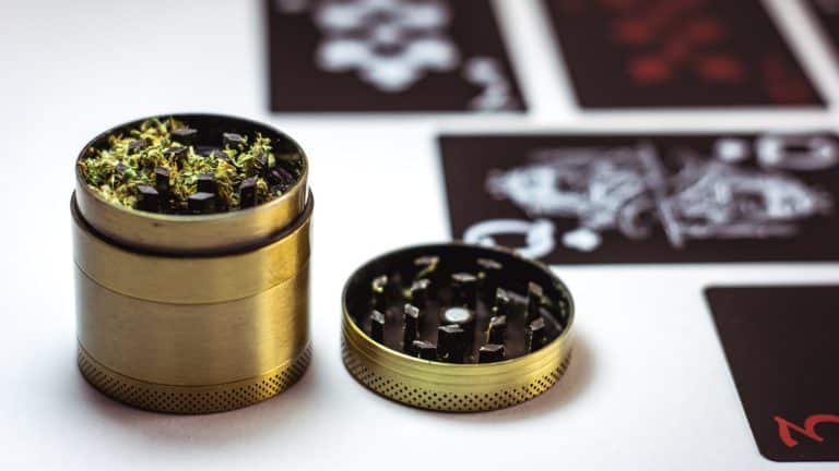 Accesorios indispensables para fumar cannabis